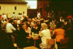 1977 - Hornhausen - Gemeinde auf der Wiese
