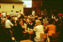 1977 - Hornhausen - Gemeinde auf der Wiese