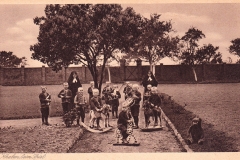 1930 - Alte Dorfstraße-Waisenhaus - Kinder beim spielen ?