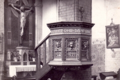 1930 - St. Marien - Blick auf die Kanzel und das Kreuz
