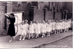 1958 - Erstkommuionkinder gehen vom Vereinshaus zur Kirche