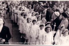 1958 - Erstkommuionkinder gehen zur Kirche